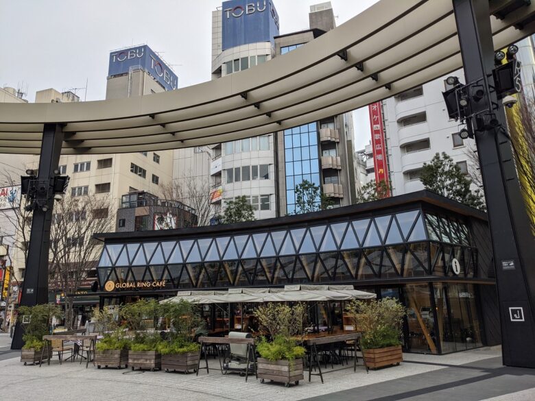 池袋　東京芸術劇場の広場にある『グローバルリングカフェ』